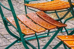 Chaise de jardin sous la pluie