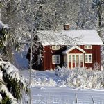 Maison et jardin sous la neige