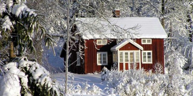 Maison et jardin sous la neige