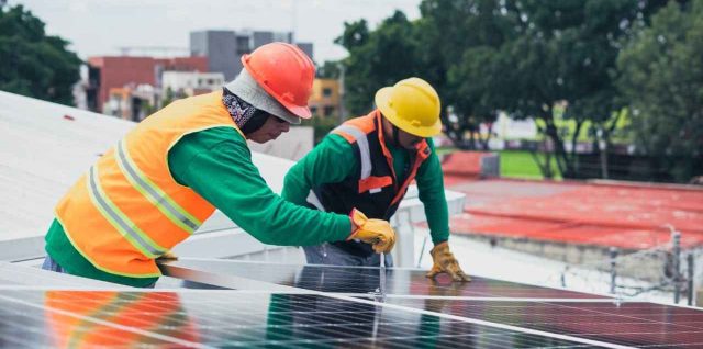 Panneaux photovoltaïques sur un toit