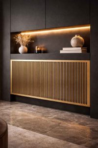 Découvrez comment cacher un radiateur électrique avec élégance grâce à une grille design en métal doré. Intégré dans une niche murale avec éclairage LED, ce radiateur devient un élément déco à part entière. Parfait pour les intérieurs modernes et luxueux qui allient fonctionnalité et esthétique