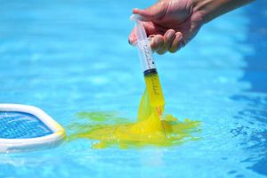 Utiliser un colorant pour localiser précisément la fuite de piscine