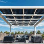 Comment installer des panneaux solaires sur pergola