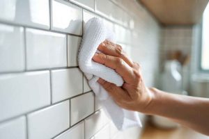 Entretien d'une crédence adhésive