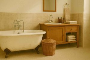 Détails de salle de bain vintage déco avec panier en osier et accessoires rétro