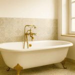 Salle de bain vintage rétro chic avec baignoire sur pieds et robinetterie en laiton