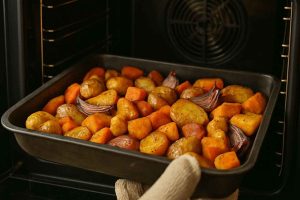 Pour tirer le meilleur parti de votre four à chaleur tournante, il est essentiel de suivre quelques conseils pratiques. Premièrement, il faut toujours préchauffer le four avant d'y placer vos plats. Cela garantit que la température est bien répartie dès le début de la cuisson.