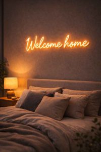 Message en néon lumineux installé dans une chambre pour une décoration personnalisée et une ambiance chaleureuse