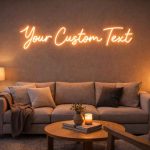 Salon moderne avec décoration murale lumineuse et néon personnalisable créant une ambiance chaleureuse et design dans un intérieur contemporain