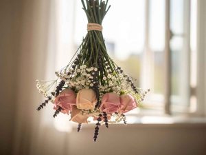 Découvrez comment sécher vos fleurs par suspension pour préserver leur beauté. Astuces et conseils pour un séchage réussi