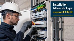 Un électricien installe un tableau électrique moderne et conforme aux normes NF C 15-100