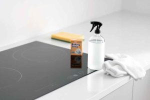 Quels produits utiliser pour nettoyer une plaque à induction ? Découvrez les solutions naturelles et efficaces pour préserver votre appareil