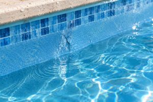 Comment repérer une fissure dans le liner de votre piscine ? Apprenez à identifier les signes avant-coureurs d'une fuite d'eau pour agir vite et éviter les gros travaux